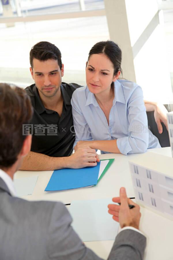 房地产中介签订房地产贷款合同的夫妇